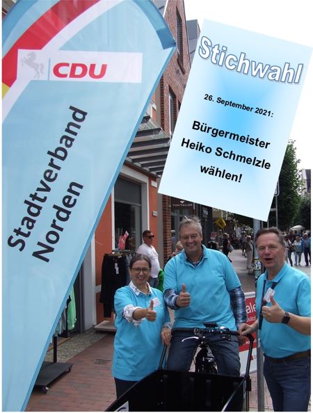 Fußgängerzone in Norden: Astrid Dirks (Frauen Union, li.) und Hayo Wiebersiek (Stadtverbandsvorsitzender und Ratsherr, re.) unterstützen Bürgermeister Schmelzle (Mitte) für die Stichwahl am 26. September 2021. 